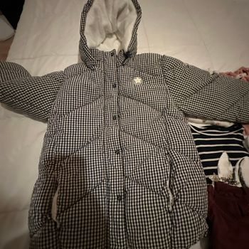 Manteau + 5 t-shirts manches longues  8 ans