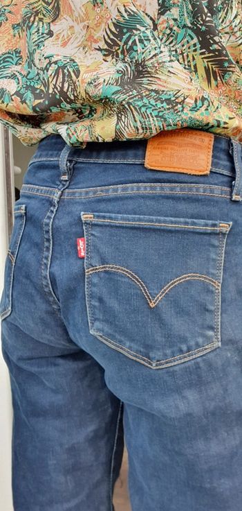 Jean levi's 711 skinny w26 l30  taille 36 38 en très bon état