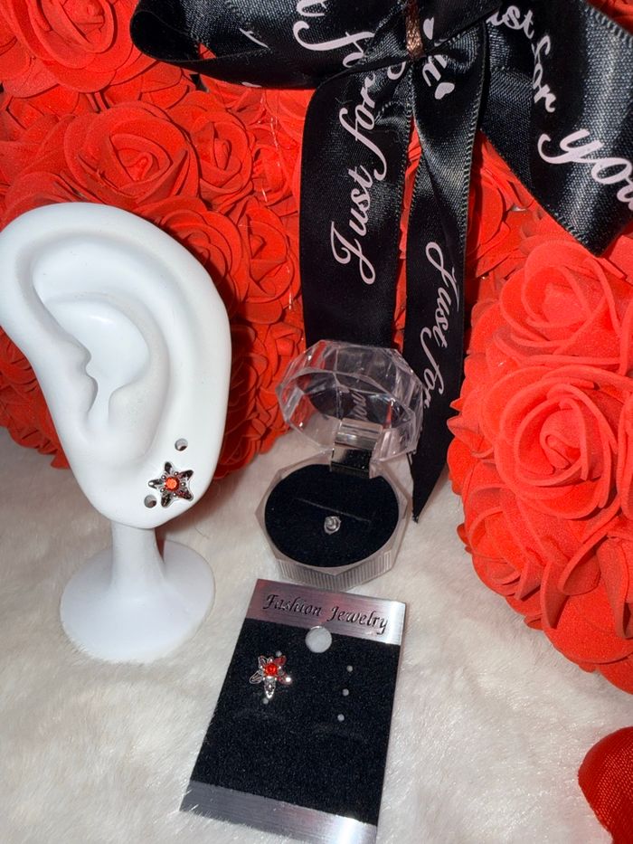 ❤️ Boucles d’oreilles étoile argentée et pierre rouge – Style glamour assuré ! ❤️ - photo numéro 2