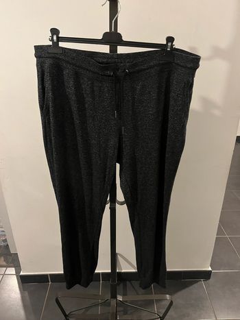 Bas de survêtement gris  Taille XL.