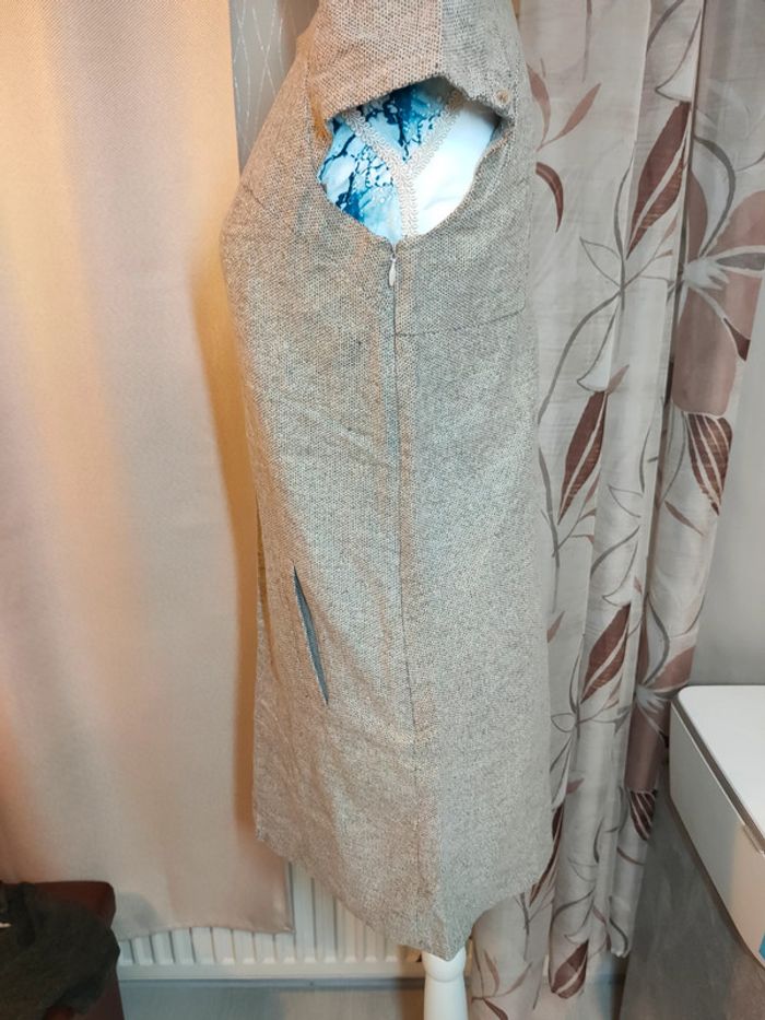 Robe sans manches beige chiné, détails asymétriques, style minimaliste chic - photo numéro 3