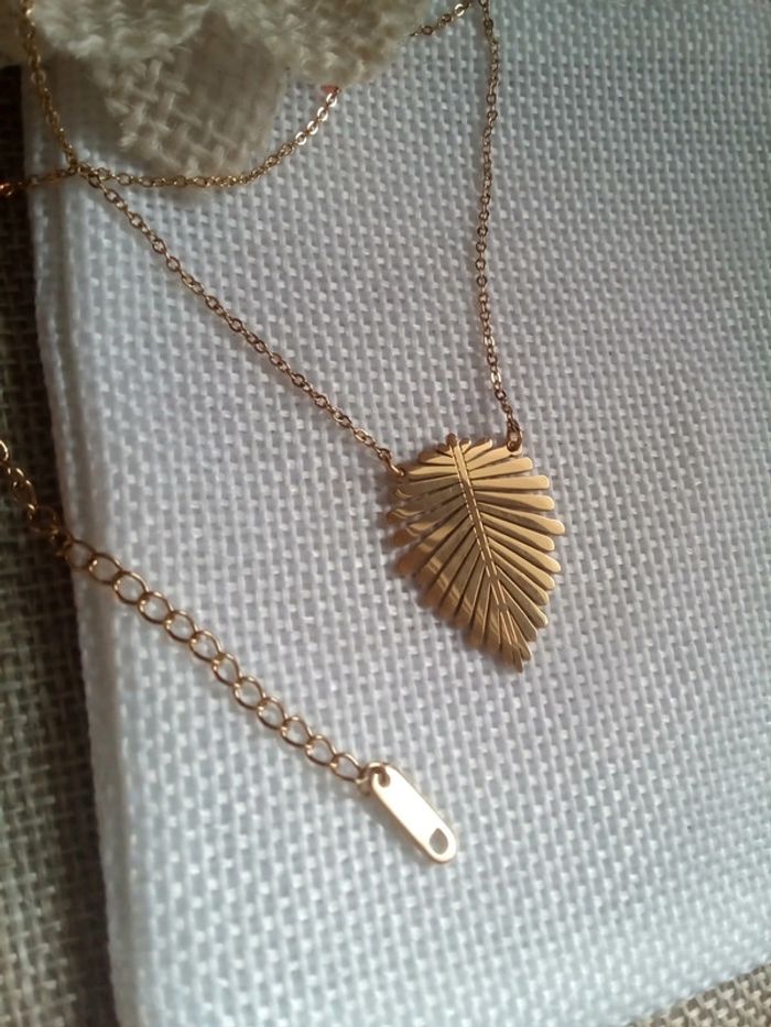 Collier feuille dorée en acier inoxydable