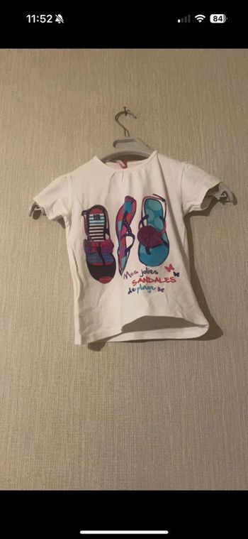 T-shirt blanc avec tongs 5 ans