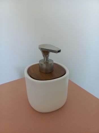 Distributeur de savon en céramique blanc et bois 