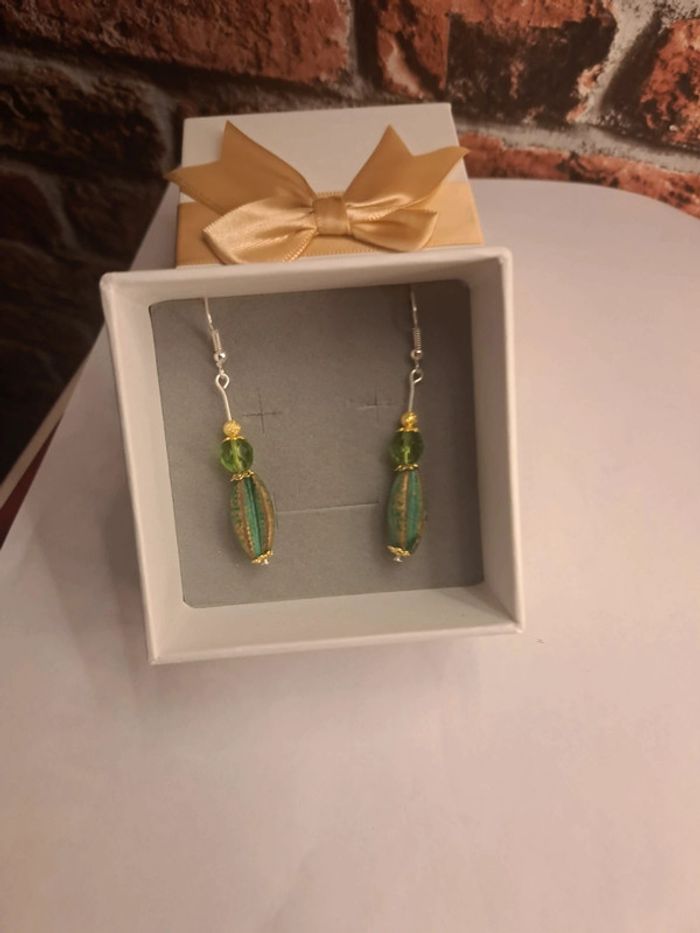 Boucles d'oreilles pendante vertes doré