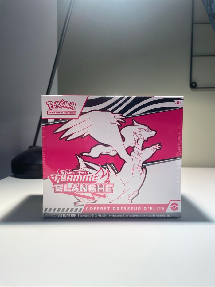 ETB Pokémon Flamme Blanche – Neuf, Scellé, EV10.5