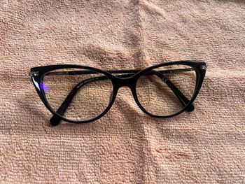 Lunette manque 1 strass .