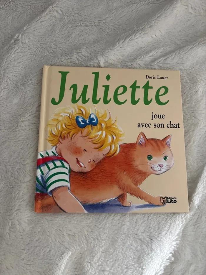 Juliette joue avec son chat