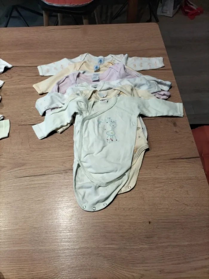 Lot de 16 bodys 3/6 mois ML et MC - photo numéro 2