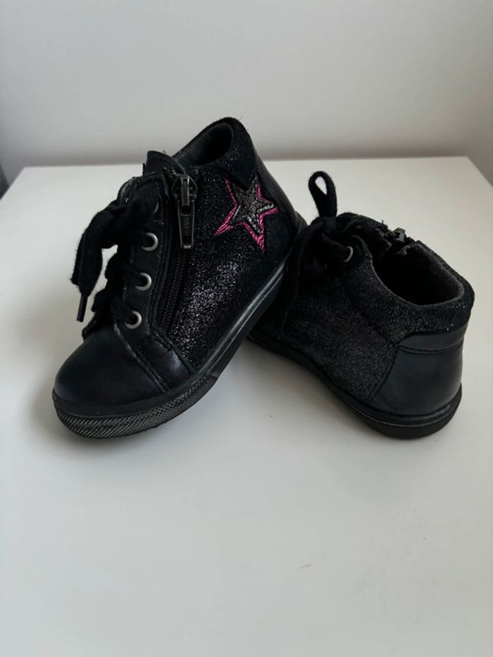Chaussures montantes pointure 22 - photo numéro 3
