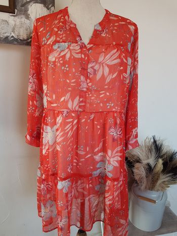 Robe rouge à fleurs. Voile transparent doublé. Sarah John Paris. T3 42, aisselles 54cm, haut 84cm.