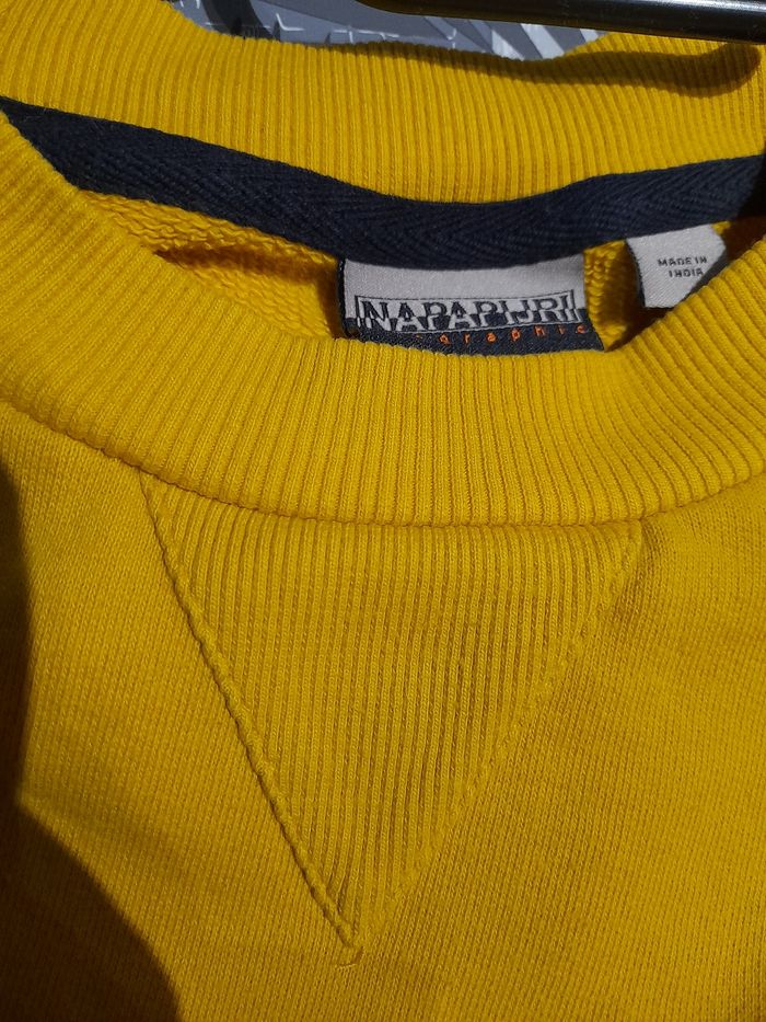 Sweat Napapijri taille M  Couleur moutarde état neuf - photo numéro 3