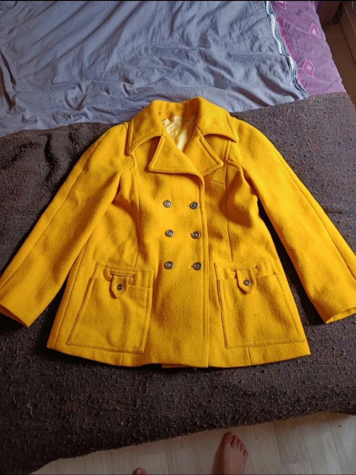 Manteau jaune moutarde col V Havrey paris chaud retro