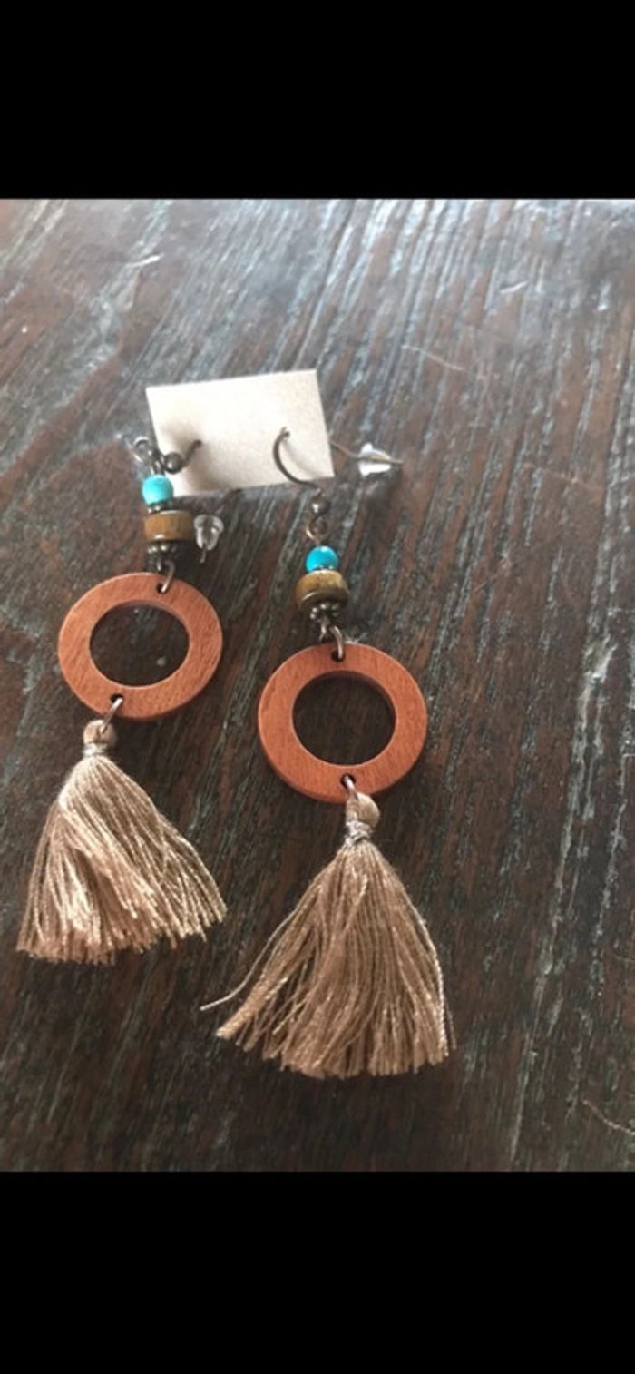 Magnifique paire de boucles d’oreilles avec perles, pompons et bois - photo numéro 5