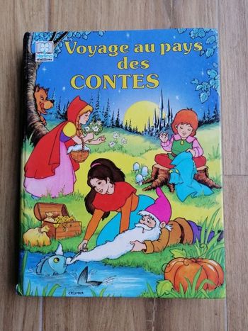 Livre Voyage au pays des contes en bon état