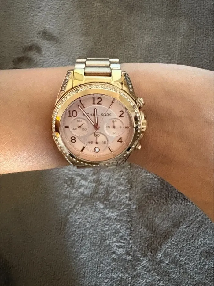 Montre Michael Kors. Rose doré en bon état - photo numéro 8