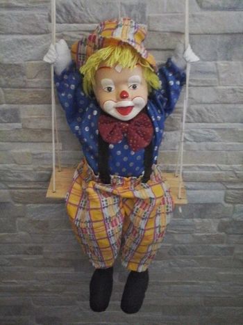 Bébé clown sur balançoire