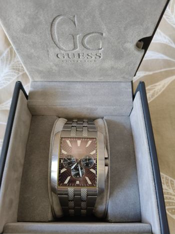 Montre Guess acier fond d'écran marron

