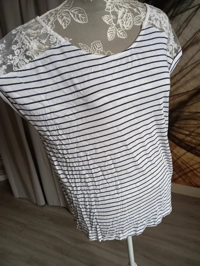 Tee shirt avec dentelle - photo numéro 2