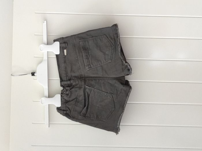 👖 Short en jean gris fille – 7 ans – très bon état - photo numéro 3