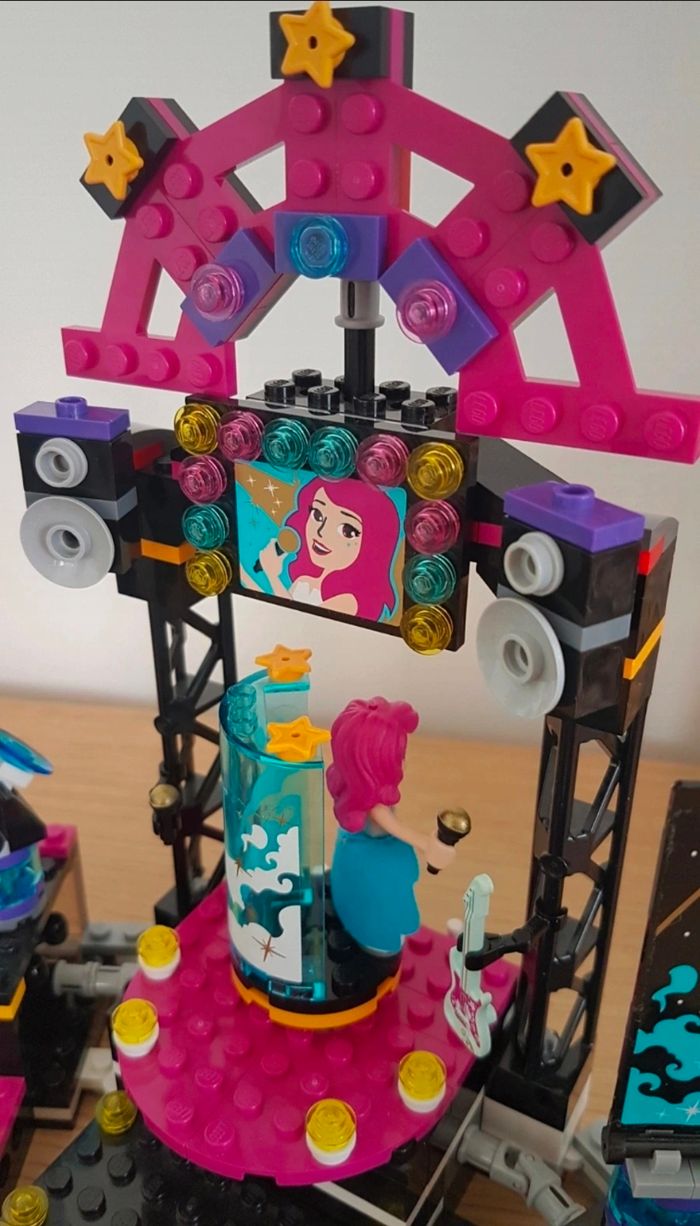 Lego friends 
La scène de la chanteuse
Excellent état 
Complet
Set 41105 - photo numéro 3