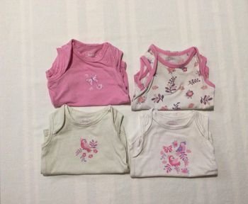 Lot de 4 bodies sans manches 50-56cm