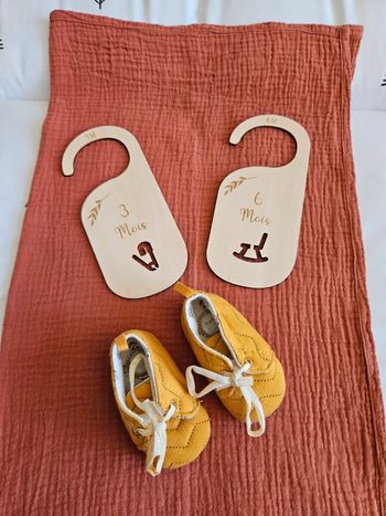 Chaussures moutarde taille 3 à 6 mois