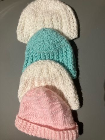 Vend lot de 4 bonnets taille 3/6 et 9 mois