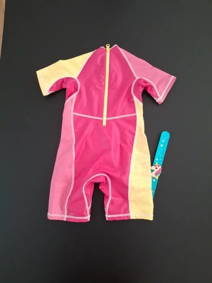 Combinaison anti-UV/ Combinaison de surf 4 ans très bon état - photo numéro 3