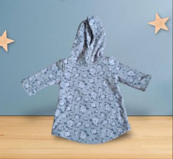Pull fille avec capuche 3-6 mois très bon état