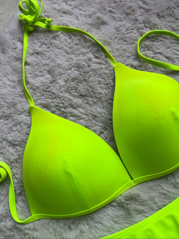 Bikini jaune fluo - photo numéro 2