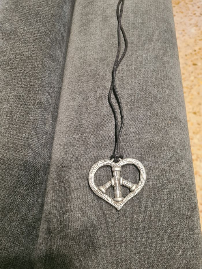 Collier long. coeur peace and love. Argenté. 45 cm. J de G - photo numéro 4