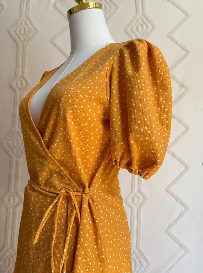Robe portefeuille moutarde à pois MANGO – coupe cache-cœur, manches bouffantes, taille XS - photo numéro 4