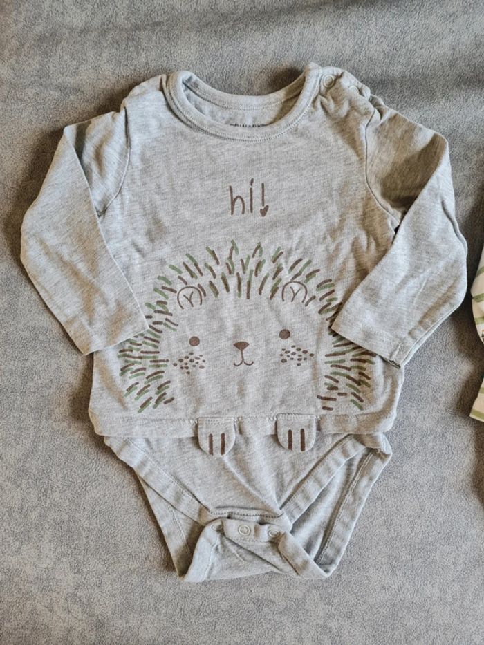 Lot de 2 bodie T shirt 12 mois - photo numéro 4
