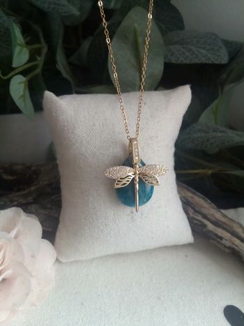 Collier pierre d'apatite et libellule zirconée dorée