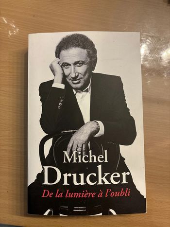 Livre de Michel Drucker de la lumière à l’oubli comme neuf