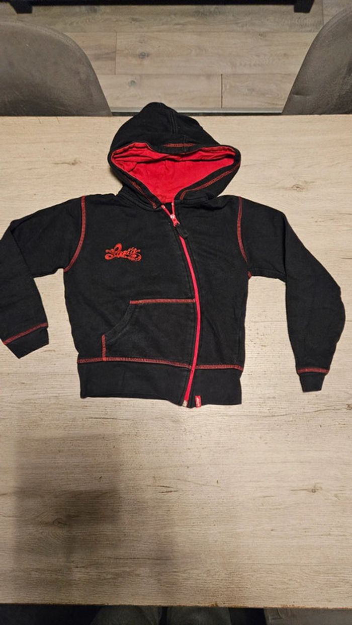 Gilet noir et rouge à capuche et manches longues, asymétrique, Levi's, 10 ans
