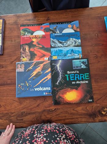 Lot de 4 livres sur les volcans, montagnes,.
