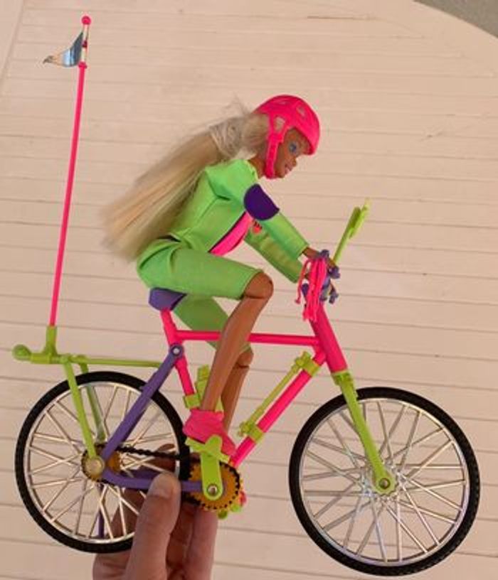 Barbie articulée + son vélo - photo numéro 3