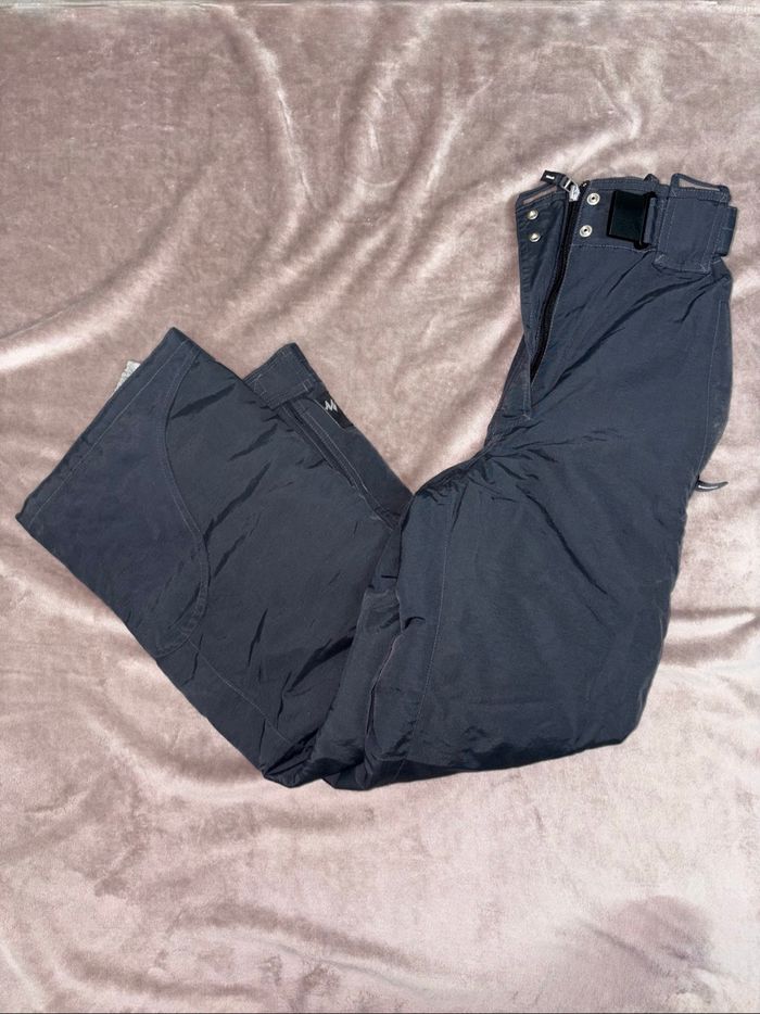 Pantalon de ski noir taille 12 ans Quechua en très bon état.
