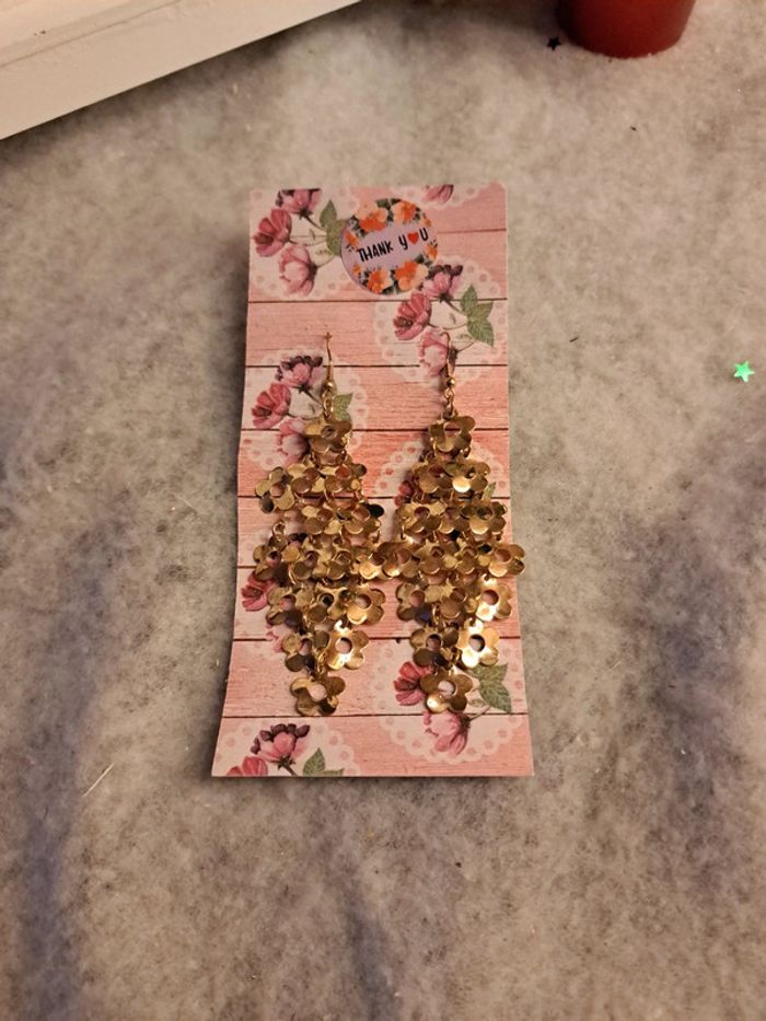 Boucles d'oreilles pendante doré petite fleurs - photo numéro 4