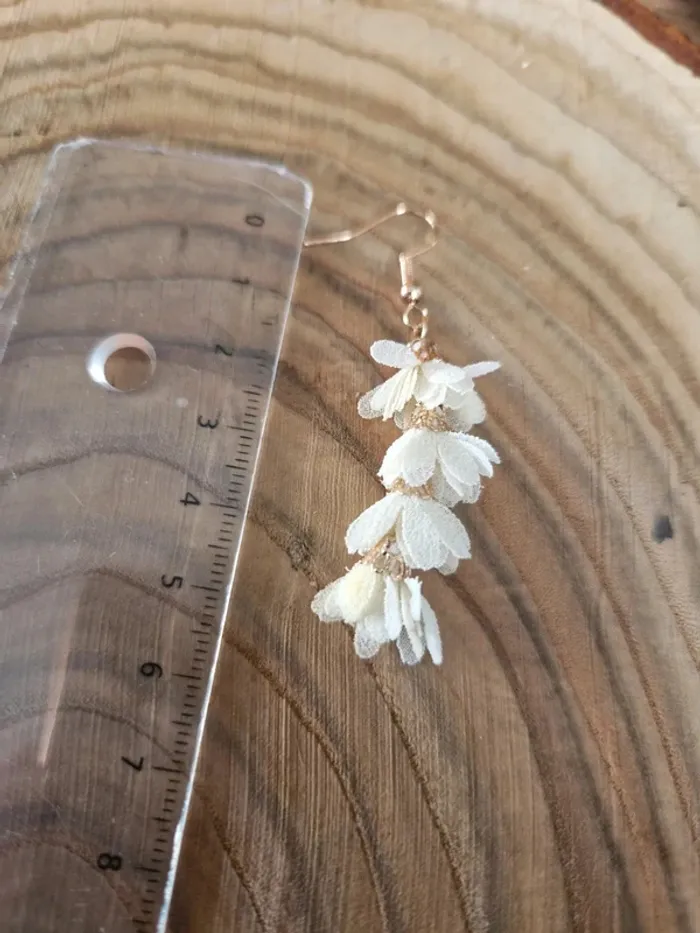 Boucles d'oreilles fantaisies dorées petites fleurs crème - photo numéro 2