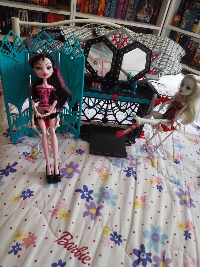 Lot 2 Monster High Lagoona Dance Class Draculaura Scaris et Frights, Camera, Action! Dressing Room Coiffeuse Paravent