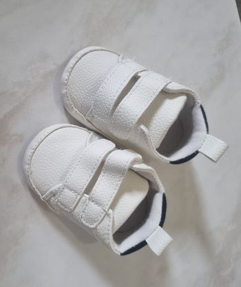 chaussures bébé blanches scratchs souples  taille 0/3 mois