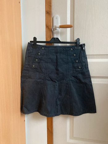 Jupe évasée bleu marine avec boutons sur les côtés