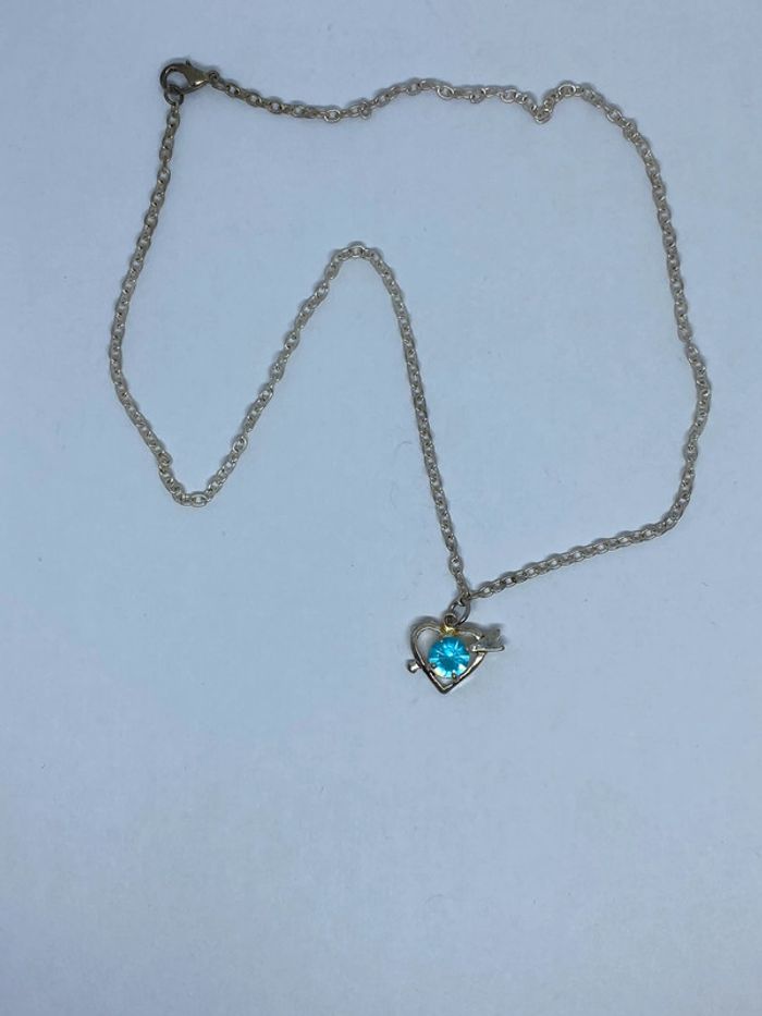 Collier fantaisie avec pendentif en forme de Coeur et une pierre bleue turquoise