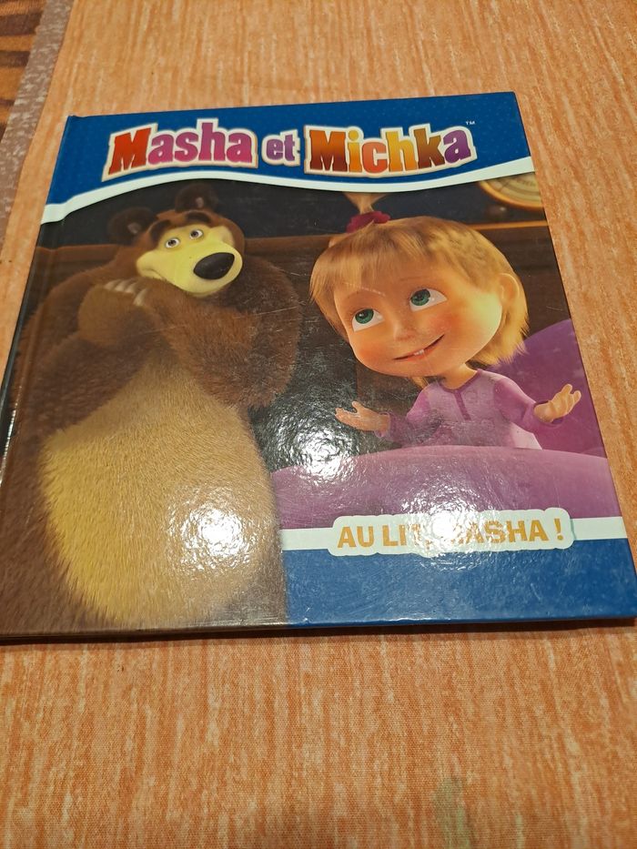 Masha et michka au lit masha