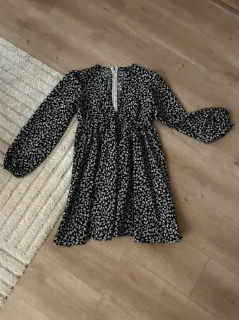Robe noir à fleurs blanches