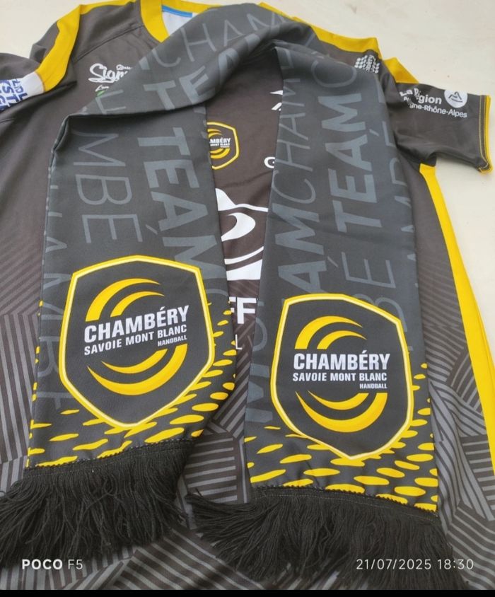 Maillot de handball officiel du club de Chambéry. avec écharpe  
Eux être vendu séparément - photo numéro 7