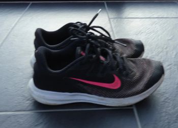 Jolies baskets Nike noires et roses fille taille 36